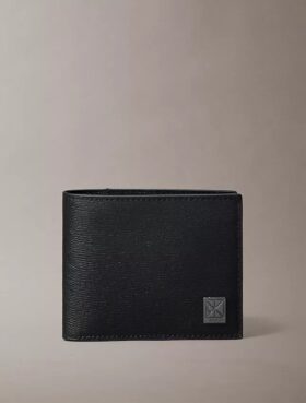 Emblemi-logolla varustettu kaksitaitteinen lompakko, jossa on kolikkotasku