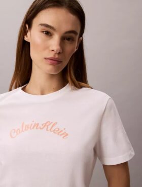 Felt-logokuviolla varustettu klassinen T-paita