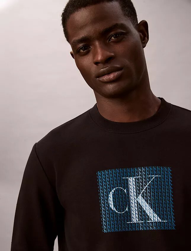Fleece-kerrostettu Monogram-kuviollinen collegepaita Fleece-kerrostettu Monogram-kuviollinen collegepaita
