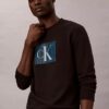 Fleece-kerrostettu Monogram-kuviollinen collegepaita Fleece-kerrostettu Monogram-kuviollinen collegepaita