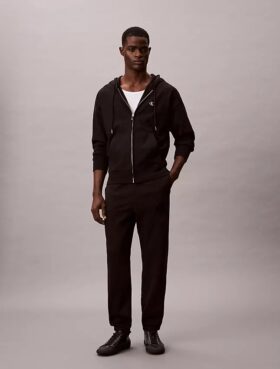 Fleece-Monogram-patch-joggerit