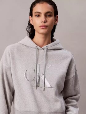 Fleece-paljettimonogrammin kanssa varustettu rento huppari