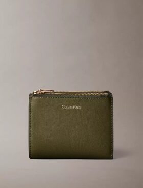 Folio-logolla varustettu kaksoisvetoketjullinen korttikotelo