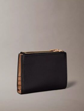Folio-logolla varustettu kaksoisvetoketjullinen korttikotelo