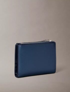 Folio-logolla varustettu kaksoisvetoketjullinen korttikotelo
