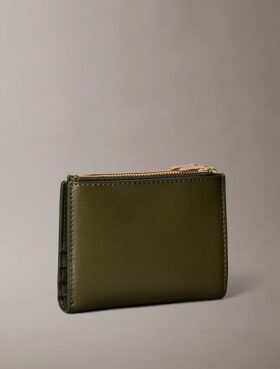 Folio-logolla varustettu kaksoisvetoketjullinen korttikotelo