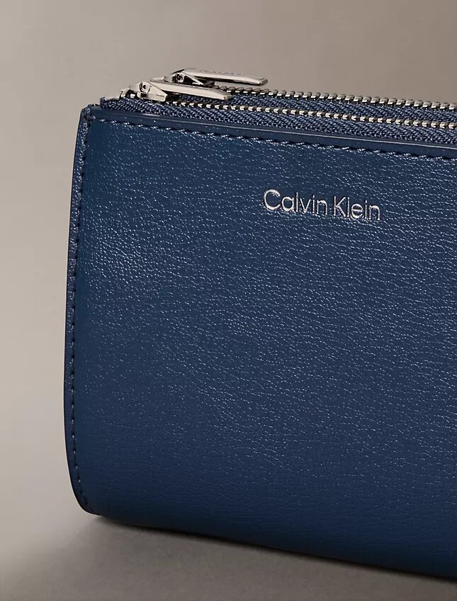 Folio-logolla varustettu kaksoisvetoketjullinen korttikotelo Folio-logolla varustettu kaksoisvetoketjullinen korttikotelo