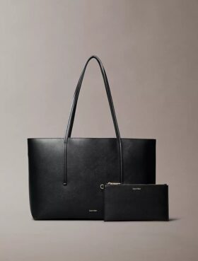 Folio-logolla varustettu kassi