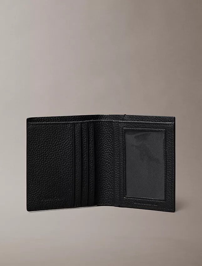Folio-reliiffilogolla varustettu ohut kaksitaitteinen lompakko Folio-reliiffilogolla varustettu ohut kaksitaitteinen lompakko