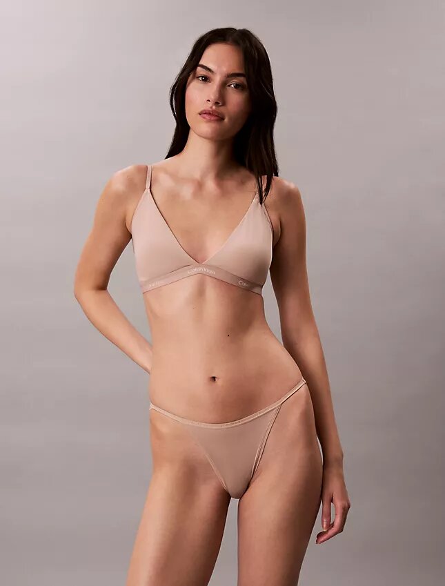 Form to Body -kevyesti vuorattu kolmiomallinen Bralette Form to Body -kevyesti vuorattu kolmiomallinen Bralette