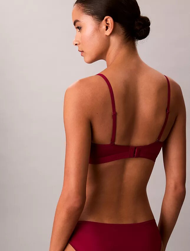 Form to Body -kevyesti vuorattu kolmiomallinen Bralette Form to Body -kevyesti vuorattu kolmiomallinen Bralette