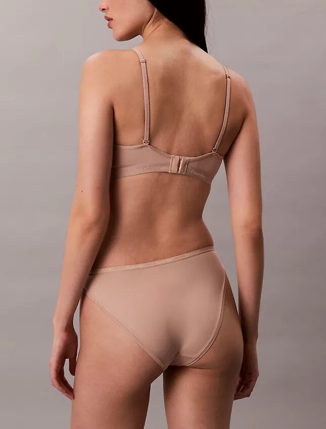 Form to Body -kevyesti vuorattu kolmiomallinen Bralette Form to Body -kevyesti vuorattu kolmiomallinen Bralette