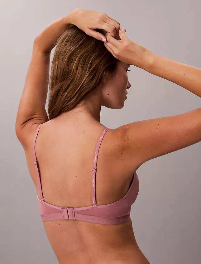 Form to Body -kevyesti vuorattu kolmiomallinen Bralette Form to Body -kevyesti vuorattu kolmiomallinen Bralette