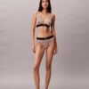 Graafinen Monogram-Microfiber-stretch-korkeavyötäröinen Bikini-alushousu Graafinen Monogram-Microfiber-stretch-korkeavyötäröinen Bikini-alushousu