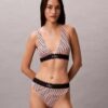 Graafinen monogrammi-Microfiber-kuituinen joustava, kevyesti vuorattu kolmiomallinen Bralette Graafinen monogrammi-Microfiber-kuituinen joustava, kevyesti vuorattu kolmiomallinen Bralette