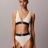 Graafinen monogrammi-Microfiber-kuituinen joustava, kevyesti vuorattu kolmiomallinen Bralette Graafinen monogrammi-Microfiber-kuituinen joustava, kevyesti vuorattu kolmiomallinen Bralette