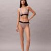Graafinen monogrammi-Microfiber-kuituinen joustava, kevyesti vuorattu kolmiomallinen Bralette Graafinen monogrammi-Microfiber-kuituinen joustava, kevyesti vuorattu kolmiomallinen Bralette