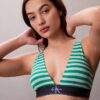 Graafinen monogrammi-Microfiber-kuituinen joustava, kevyesti vuorattu kolmiomallinen Bralette Graafinen monogrammi-Microfiber-kuituinen joustava, kevyesti vuorattu kolmiomallinen Bralette