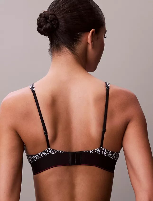 Graafinen monogrammi-Microfiber-kuituinen joustava, kevyesti vuorattu kolmiomallinen Bralette Graafinen monogrammi-Microfiber-kuituinen joustava, kevyesti vuorattu kolmiomallinen Bralette