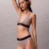 Graafinen monogrammi-Microfiber-kuituinen joustava, kevyesti vuorattu kolmiomallinen Bralette Graafinen monogrammi-Microfiber-kuituinen joustava, kevyesti vuorattu kolmiomallinen Bralette