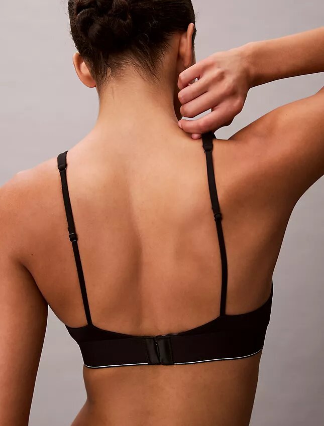 Graafinen monogrammi-Microfiber-kuituinen joustava, kevyesti vuorattu kolmiomallinen Bralette Graafinen monogrammi-Microfiber-kuituinen joustava, kevyesti vuorattu kolmiomallinen Bralette