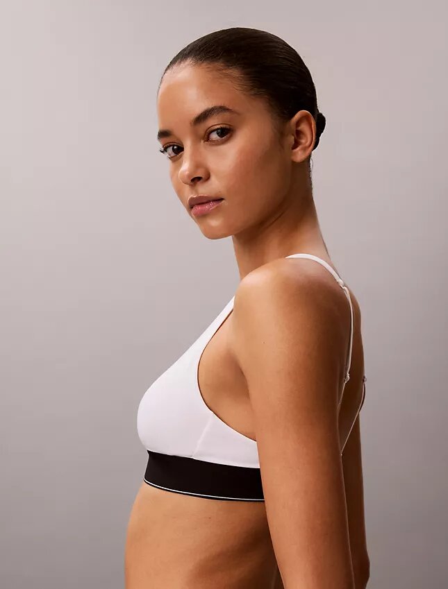 Graafinen monogrammi-Microfiber-kuituinen joustava, kevyesti vuorattu kolmiomallinen Bralette Graafinen monogrammi-Microfiber-kuituinen joustava, kevyesti vuorattu kolmiomallinen Bralette
