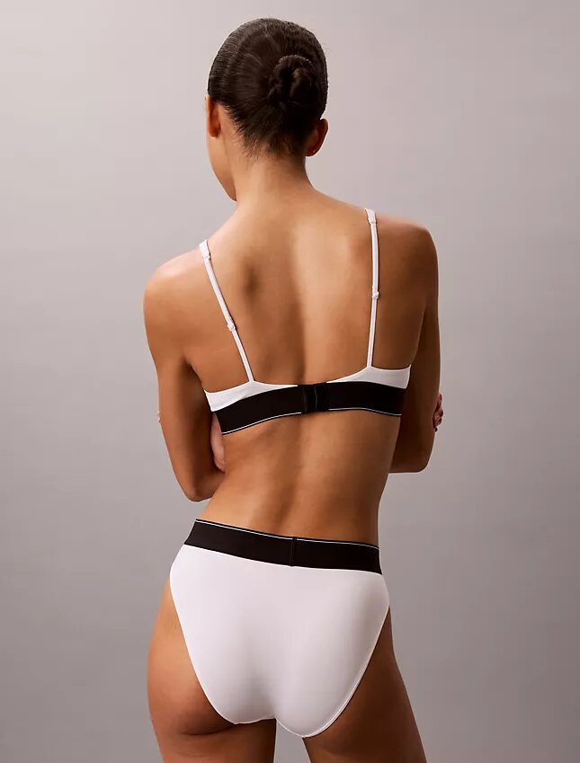 Graafinen monogrammi-Microfiber-kuituinen joustava, kevyesti vuorattu kolmiomallinen Bralette Graafinen monogrammi-Microfiber-kuituinen joustava, kevyesti vuorattu kolmiomallinen Bralette