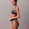 Graafinen monogrammi-Microfiber-kuituinen joustava, kevyesti vuorattu kolmiomallinen Bralette Graafinen monogrammi-Microfiber-kuituinen joustava, kevyesti vuorattu kolmiomallinen Bralette