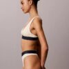 Graafinen monogrammi-Microfiber-kuituinen joustava, kevyesti vuorattu kolmiomallinen Bralette Graafinen monogrammi-Microfiber-kuituinen joustava, kevyesti vuorattu kolmiomallinen Bralette