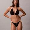 Graafinen monogrammi-uimapuku, sivusidottavat bikinialaosat Graafinen monogrammi-uimapuku, sivusidottavat bikinialaosat
