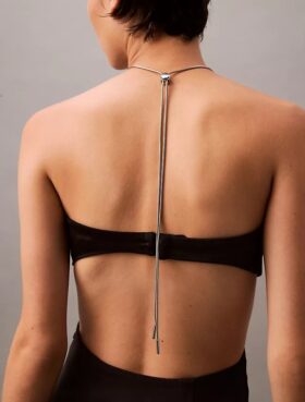 Halter-leikkausinen minimekko