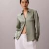 Hammered Satin -istuva paita Hammered Satin -istuva paita