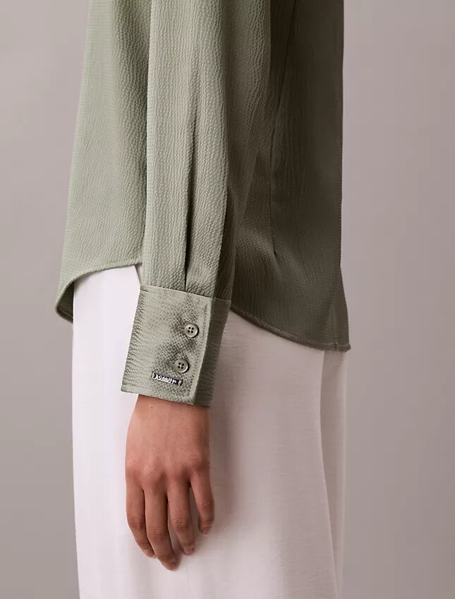 Hammered Satin -istuva paita Hammered Satin -istuva paita