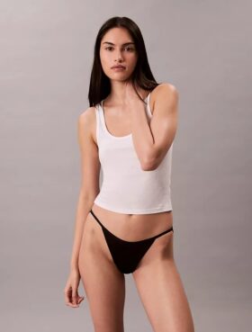 Ihanteellinen mikro-string-Bikini