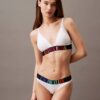 Intense Power Pride Kevyesti vuorattu kolmiomallinen Bralette