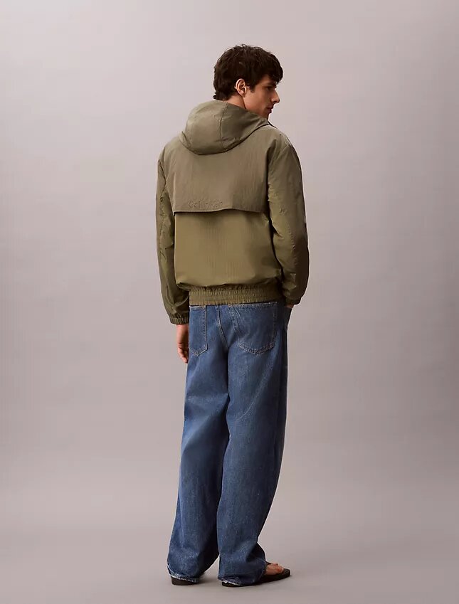 Kevyt nylon-sekoitetuista materiaaleista valmistettu takki Kevyt nylon-sekoitetuista materiaaleista valmistettu takki