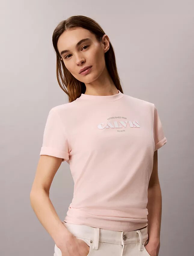 Klassinen T-paita, jossa on näyttävä logokuvio Klassinen T-paita, jossa on näyttävä logokuvio
