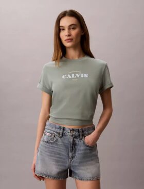 Klassinen T-paita, jossa on näyttävä logokuvio