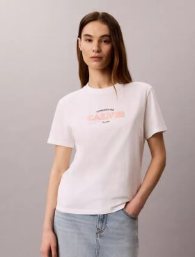 Klassinen T-paita, jossa on näyttävä logokuvio
