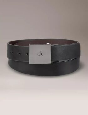 Käännettävä vyö, jossa neliönmuotoinen logokilpi