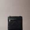 Kohokuvioitu logomerkki Crossbody-laukku Kohokuvioitu logomerkki Crossbody-laukku