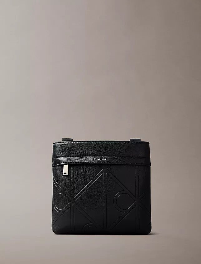Kohokuvioitu logomerkki Crossbody-laukku Kohokuvioitu logomerkki Crossbody-laukku