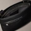 Kohokuvioitu logomerkki Crossbody-laukku Kohokuvioitu logomerkki Crossbody-laukku