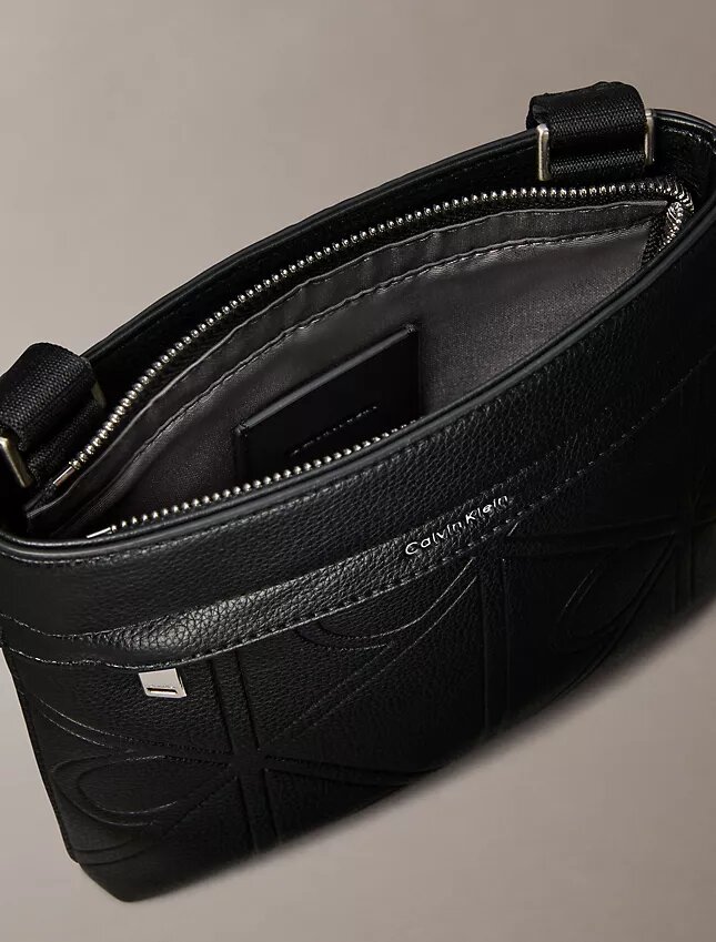 Kohokuvioitu logomerkki Crossbody-laukku Kohokuvioitu logomerkki Crossbody-laukku