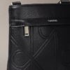 Kohokuvioitu logomerkki Crossbody-laukku Kohokuvioitu logomerkki Crossbody-laukku