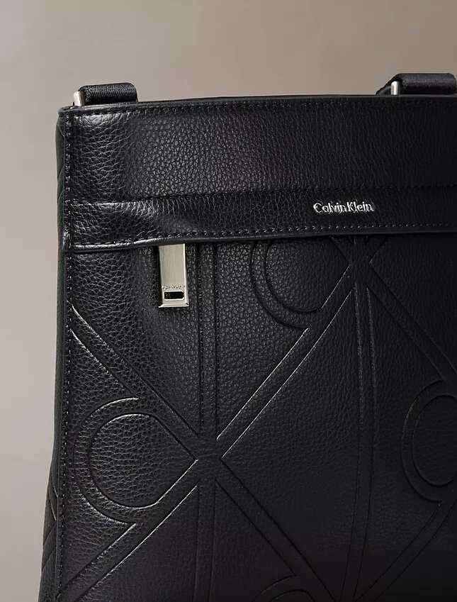 Kohokuvioitu logomerkki Crossbody-laukku Kohokuvioitu logomerkki Crossbody-laukku