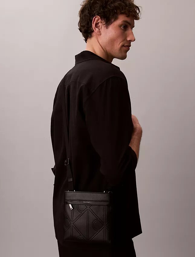 Kohokuvioitu logomerkki Crossbody-laukku Kohokuvioitu logomerkki Crossbody-laukku