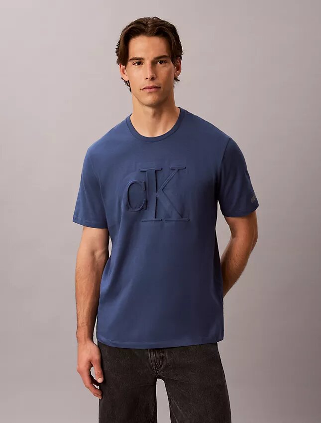 Kohokuvioitu Monogram Classic T-paita Kohokuvioitu Monogram Classic T-paita