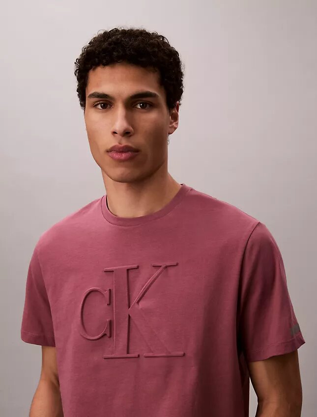 Kohokuvioitu Monogram Classic T-paita Kohokuvioitu Monogram Classic T-paita