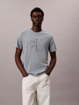 Kohokuvioitu Monogram Classic T-paita